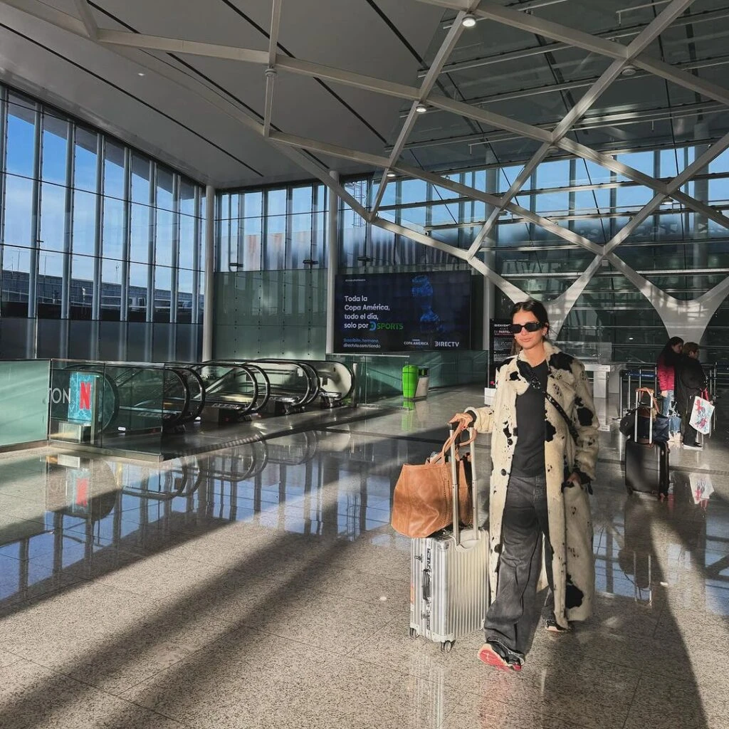 Zaira Nara causó impacto con su tapado animal print vaca.