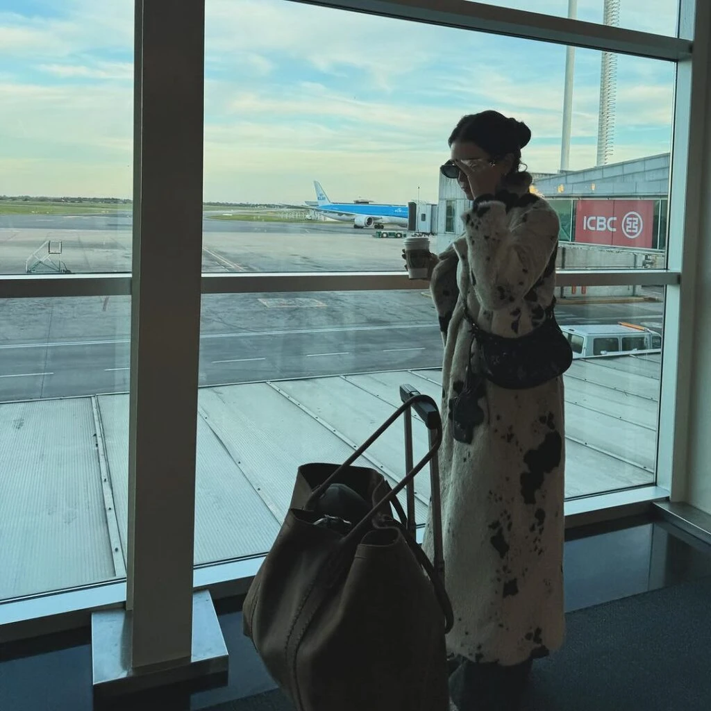 Zaira Nara causó impacto con su tapado animal print vaca.