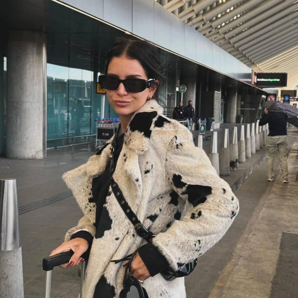 Zaira Nara causó impacto con su tapado animal print vaca.