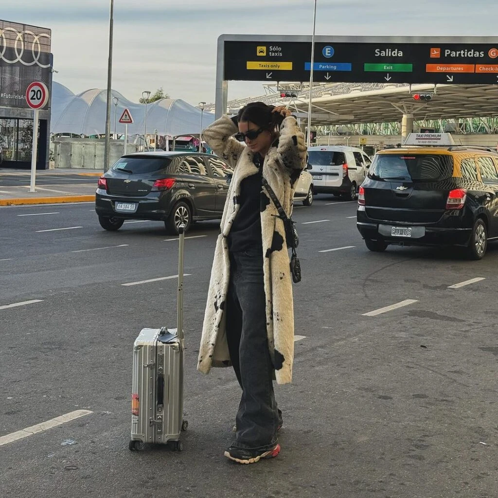 Zaira Nara causó impacto con su tapado animal print vaca.