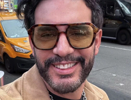 Quién es el periodista argentino que está viviendo un caso de acoso similar al de la serie "Bebé Reno"