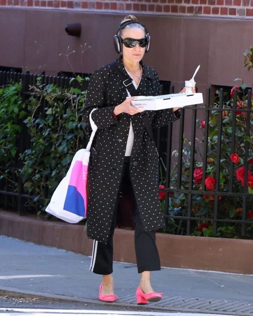 Sarah Jessica Parker muestra la fórmula ideal para combinar joggers con zapatos