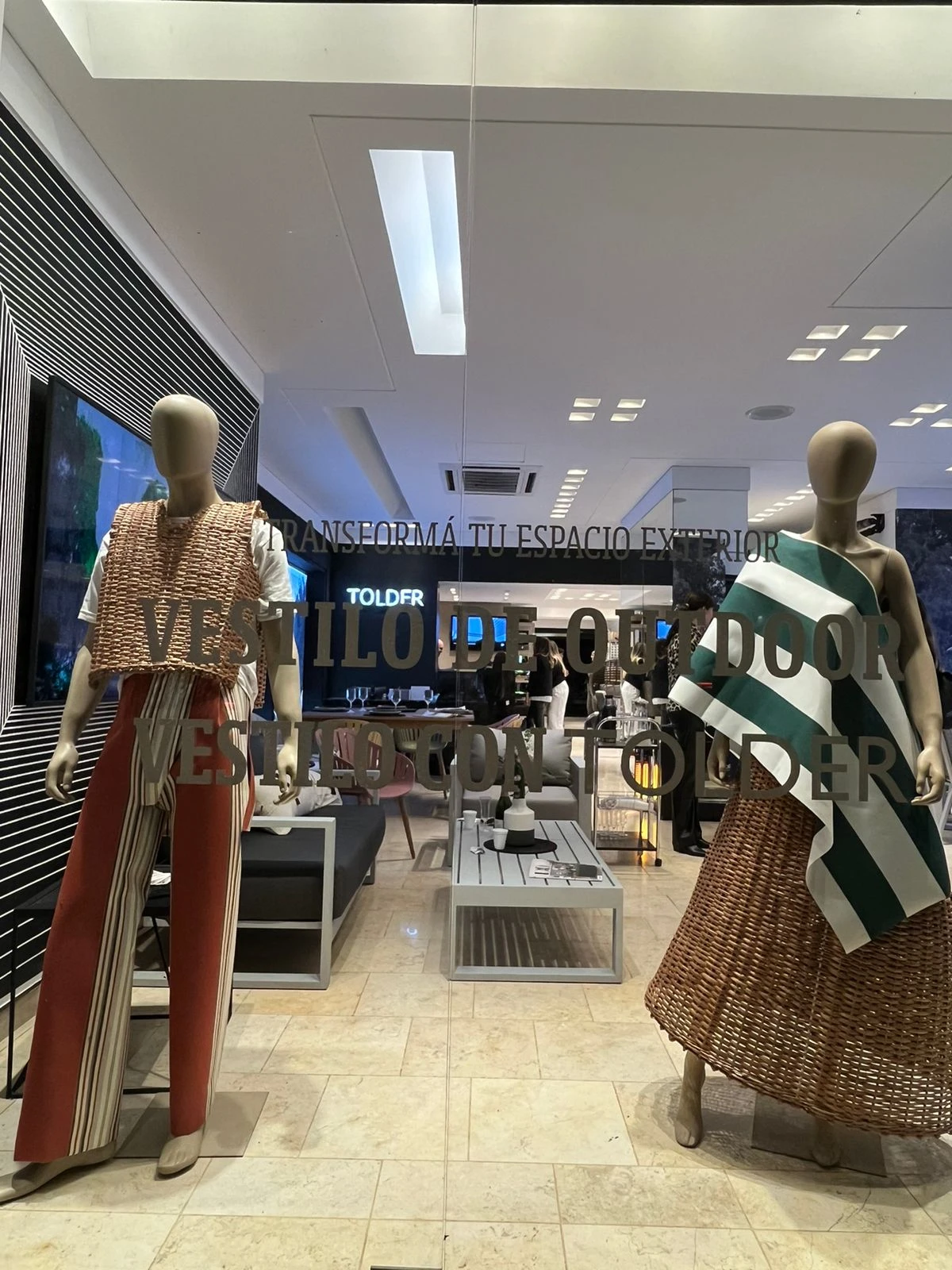 La instalación de maniquíes intervenidos de Tolder en Distrito Arenales. 