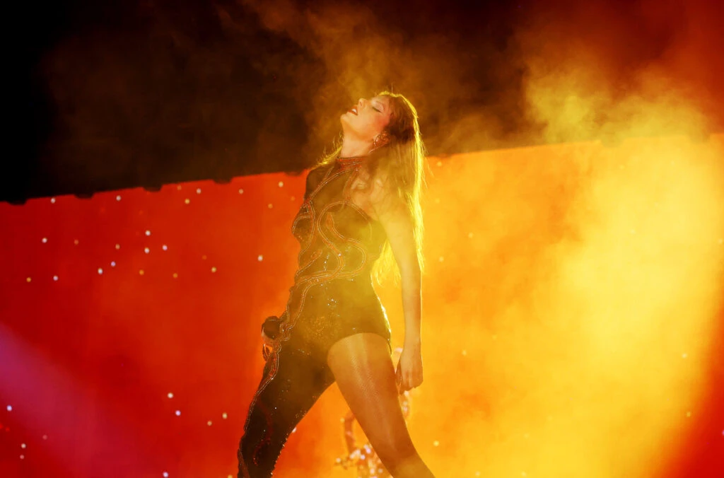 3 nuevos looks de Taylor Swift by Roberto Cavalli para romperla en el escenario