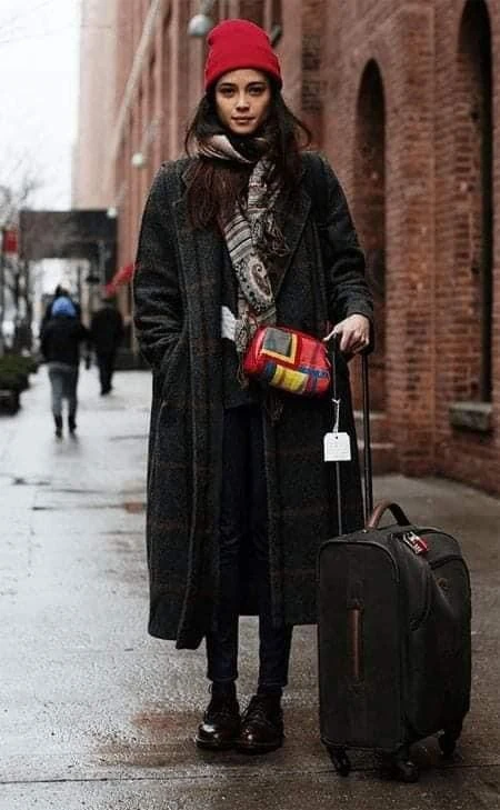 accesorios, la clave para ganarle al frío según el street style