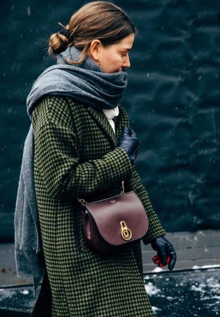 accesorios, la clave para ganarle al frío según el street style
