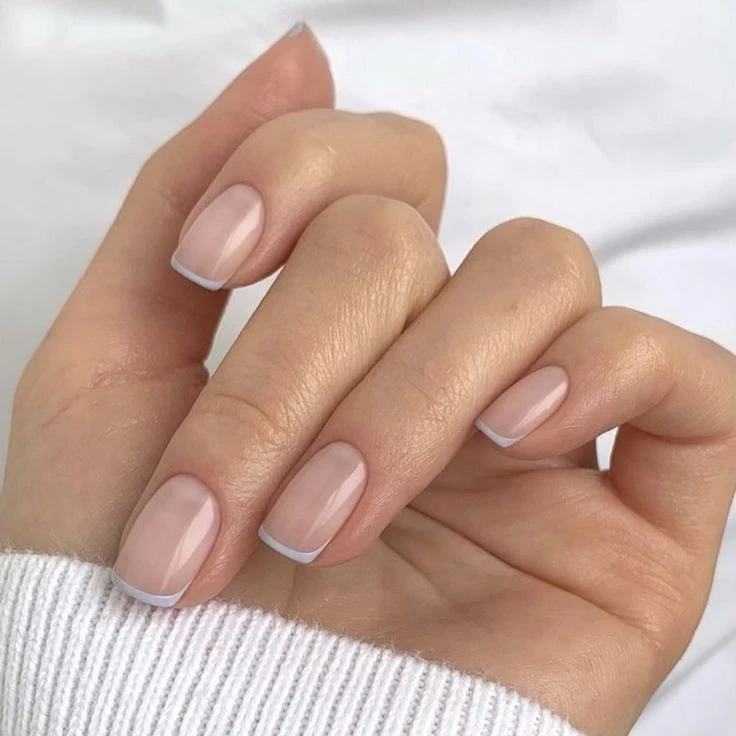 La manicura micro french llegó para destronar a la francesita