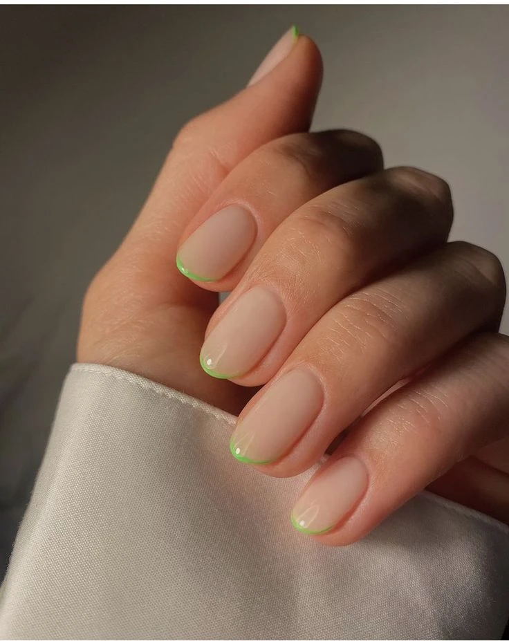 La manicura micro french llegó para destronar a la francesita