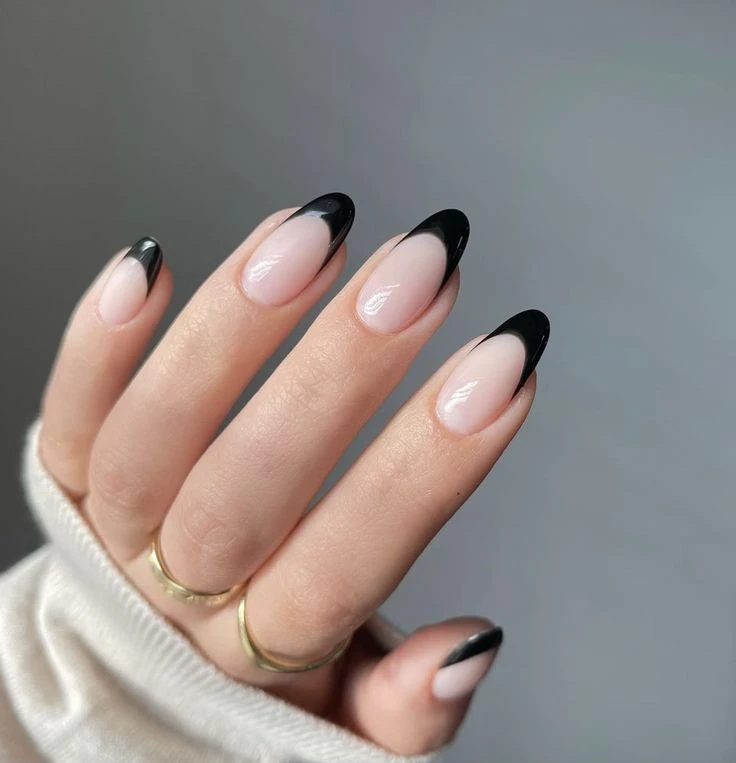 Las black nails regresaron a la moda y marcan tendencia en el street style