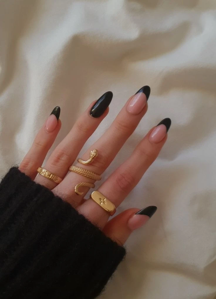 Las black nails regresaron a la moda y marcan tendencia en el street style