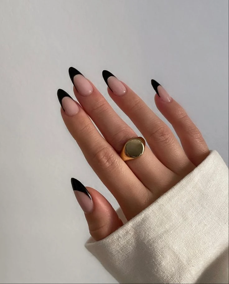Las black nails regresaron a la moda y marcan tendencia en el street style