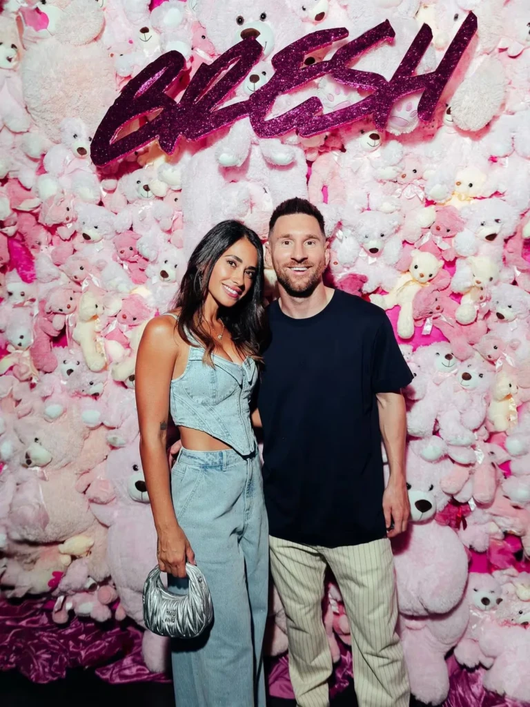 Antonela Roccuzzo apuesta al total denim para una noche de fiesta