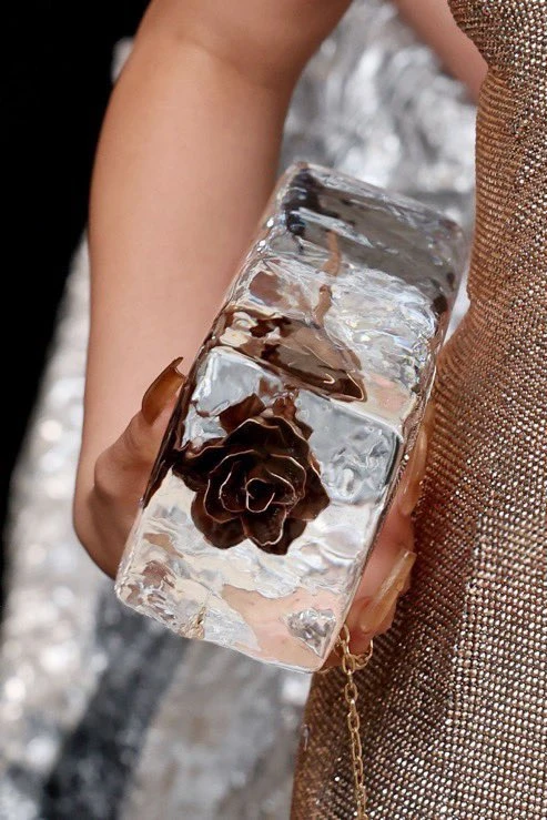 Así es el clutch de hielo que llevó Camila Cabello a la Met Gala