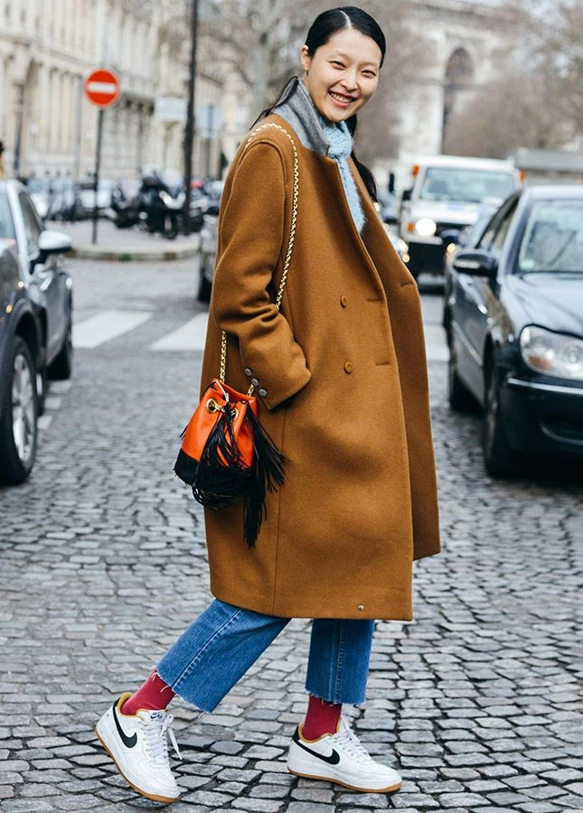 looks con abrigos de color (y trucos para combinarlos)