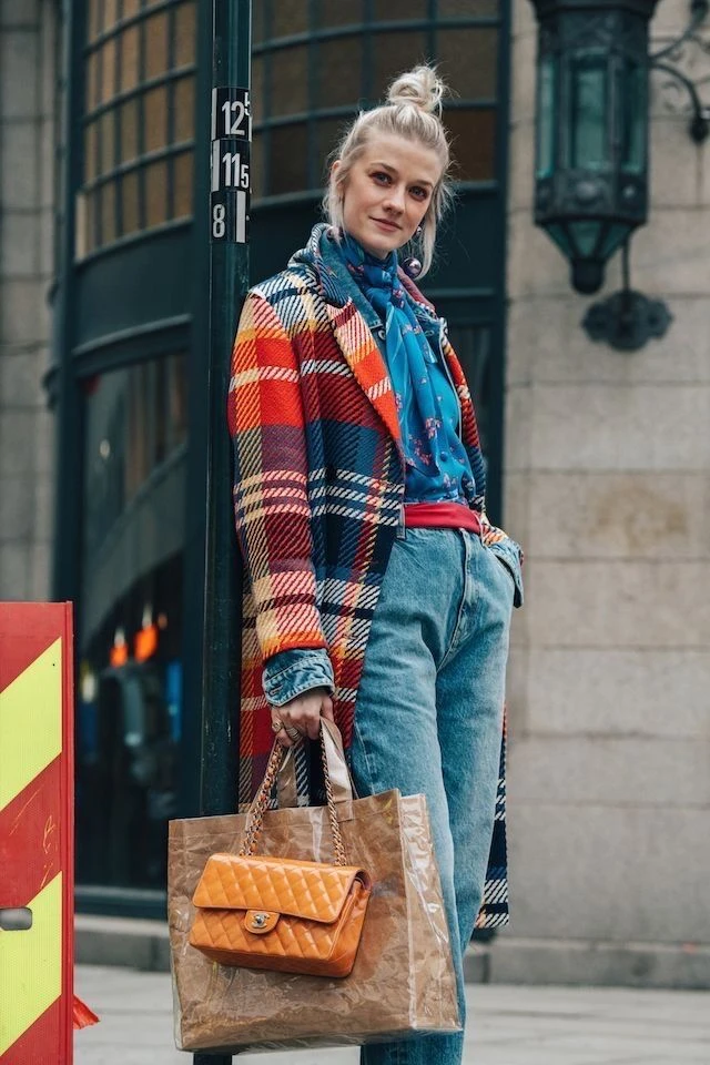 looks con abrigos de color (y trucos para combinarlos)