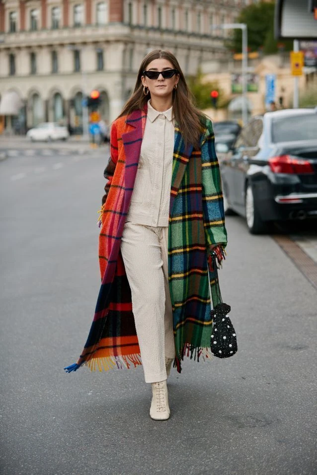 looks con abrigos de color (y trucos para combinarlos)