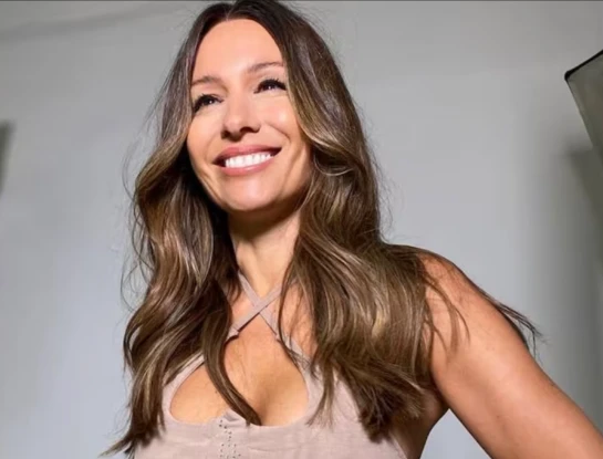 Pampita demuestra cómo usar el color de la temporada en el show de La Konga