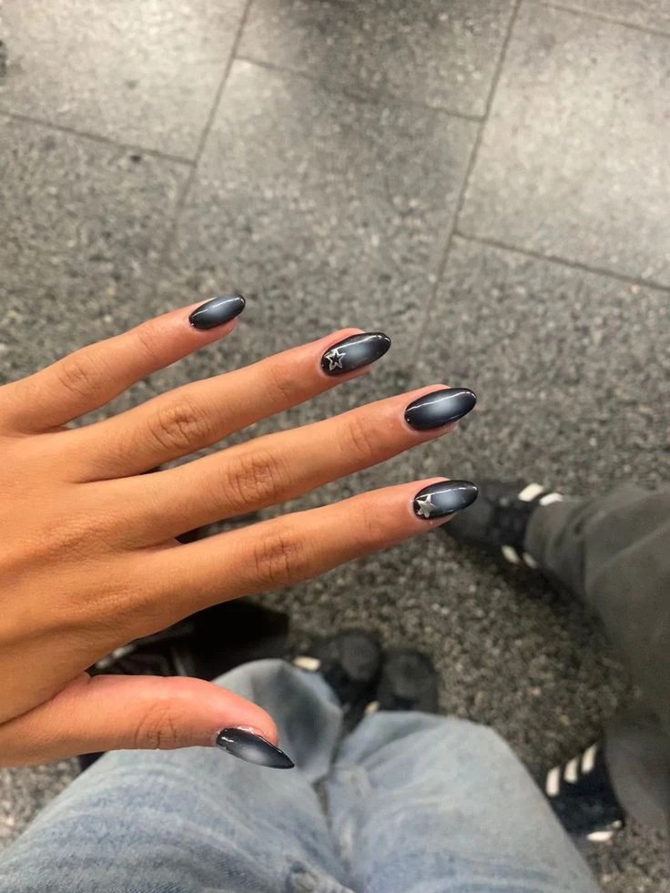 Las black nails regresaron a la moda y marcan tendencia en el street style