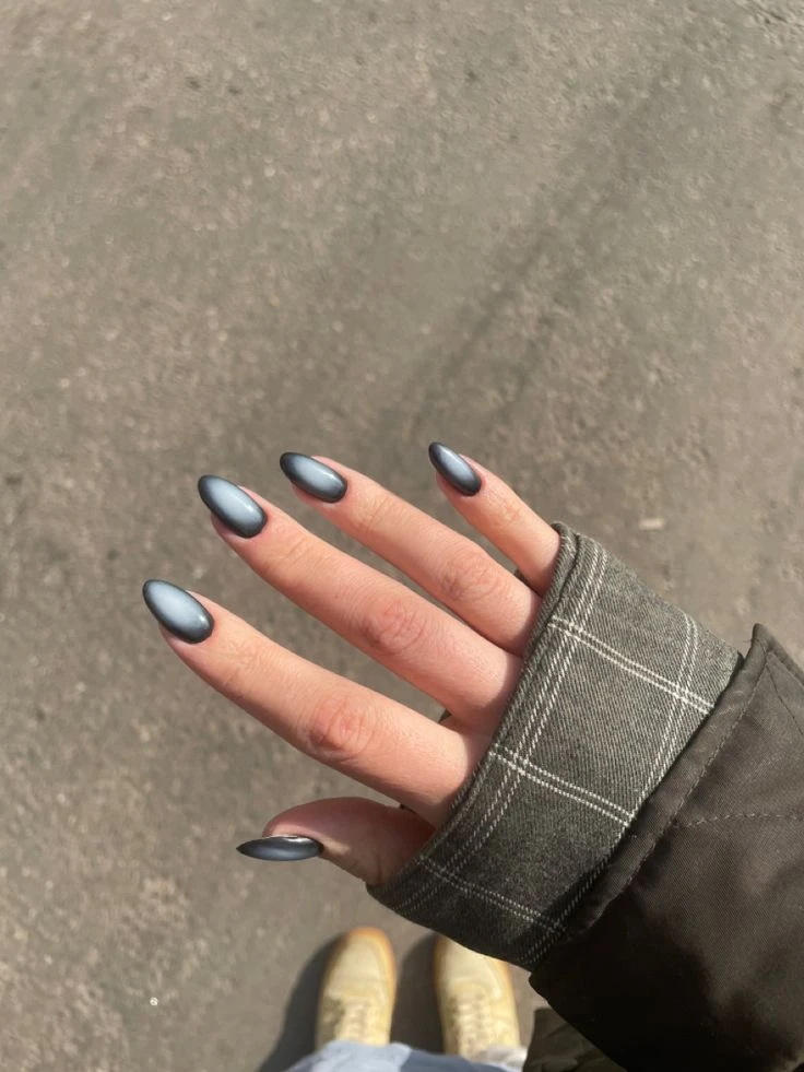 Las black nails regresaron a la moda y marcan tendencia en el street style