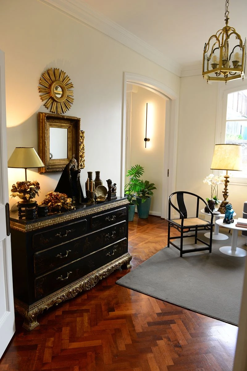 La imagen de Nuestra Señora de Dolores, en el centro de "un altar" en el segundo living. 