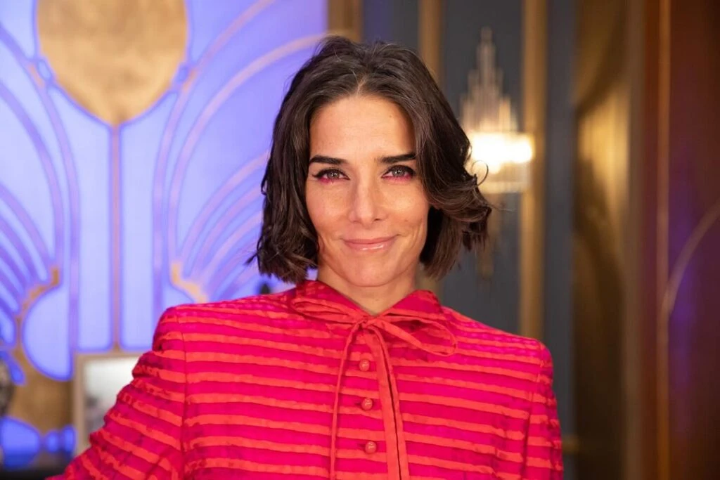 Juana Viale causó impacto en la mesaza con un look colorblocke