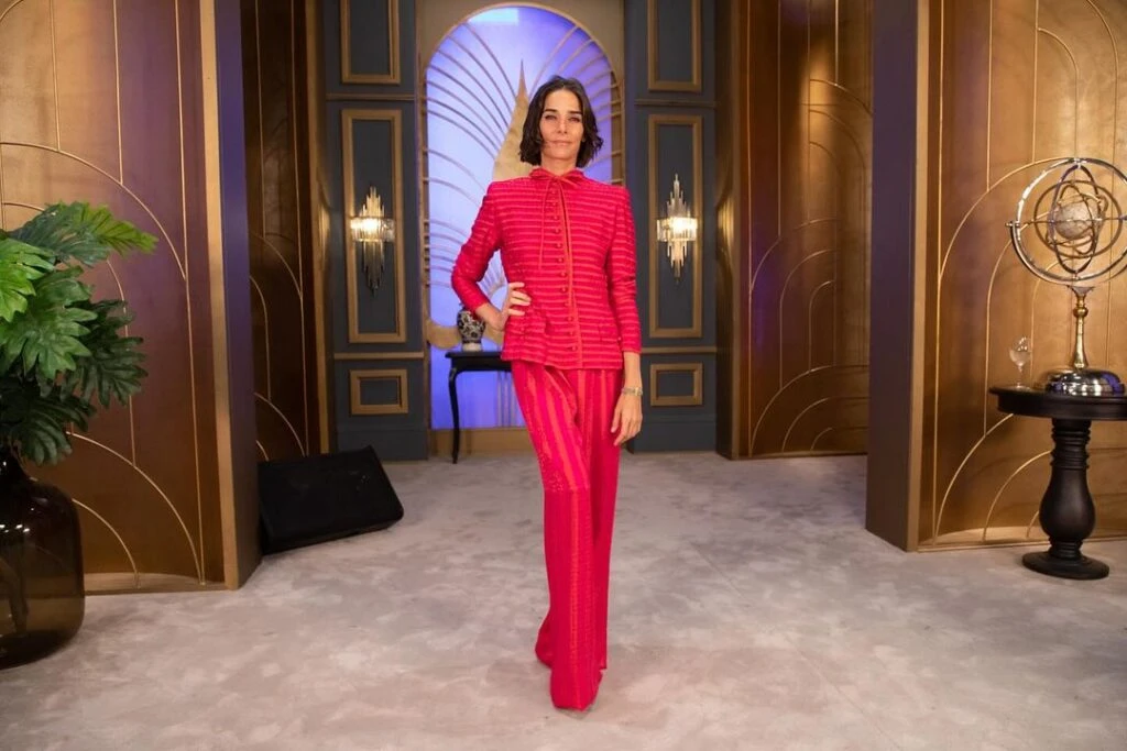 Juana Viale causó impacto en la mesaza con un look colorblocke