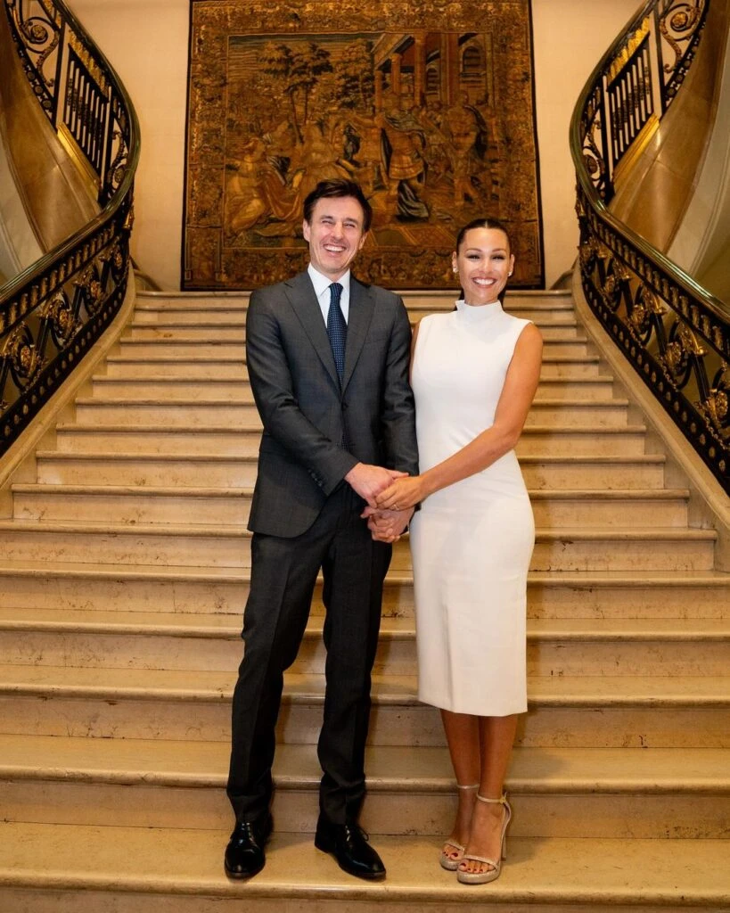 Pampita optó por un clean look y dio cátedra de elegancia en un cocktail