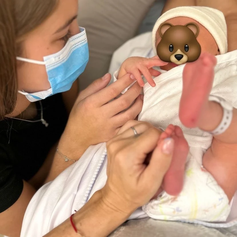 Indiana Cubero con au hermanito Cruz: la adolescente decidió quedarse en Buenos Aires para recibir al bebé. 