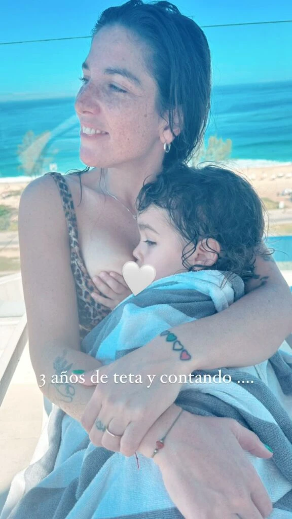 Juana Repetto con Belisario tomando la teta.