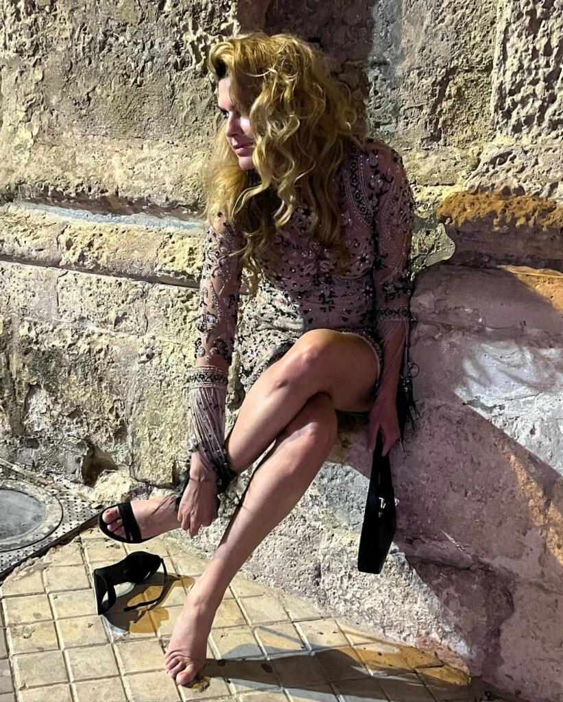 El look soñado de Isabel Macedo para una boda en Italia.