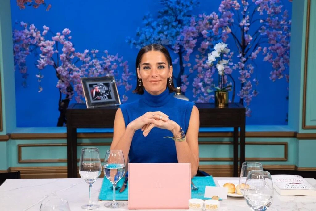 El look azul francia de Juana Viale en la mesaza