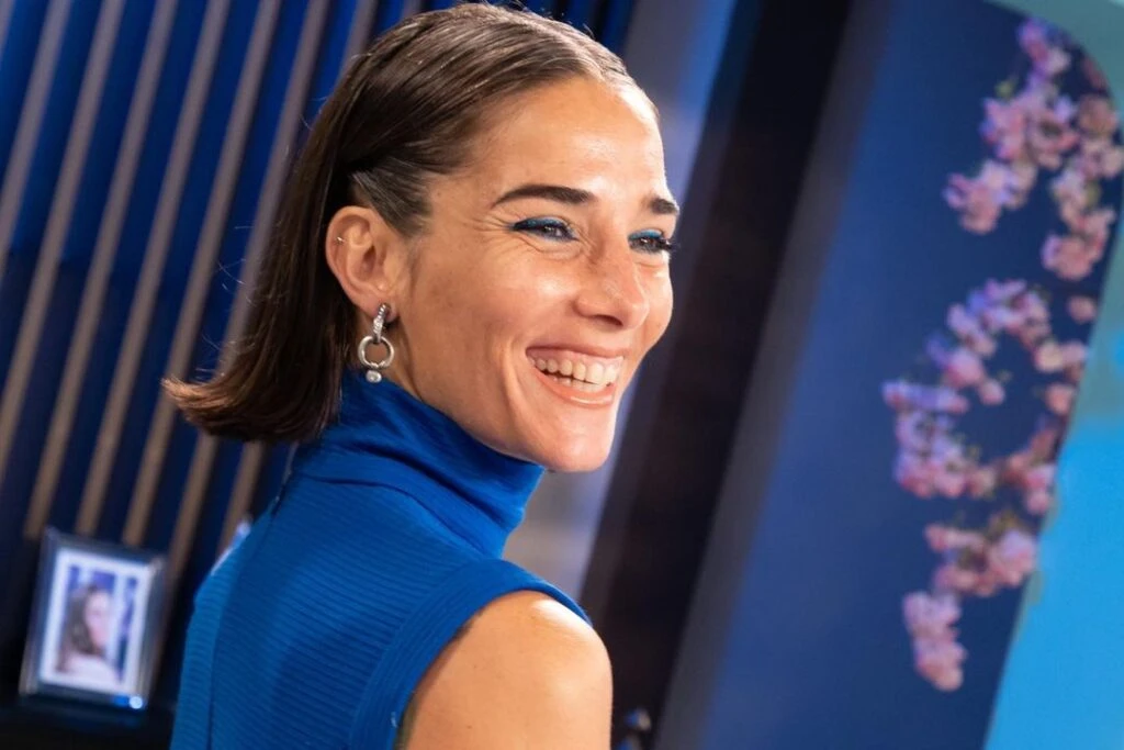 El look azul francia de Juana Viale en la mesaza