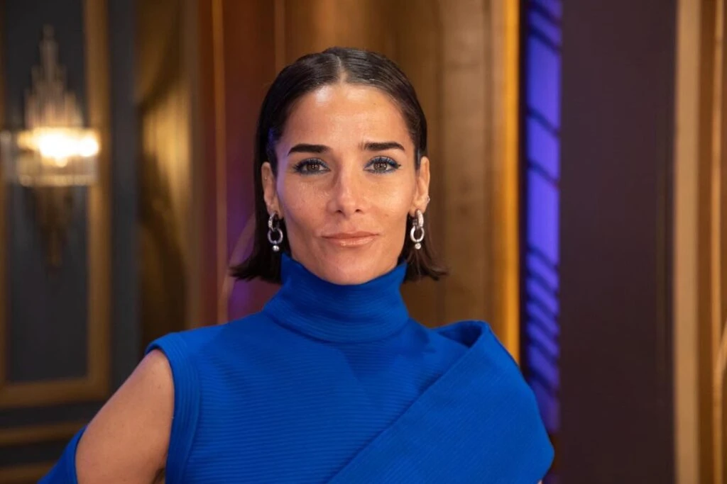 El look azul francia de Juana Viale en la mesaza