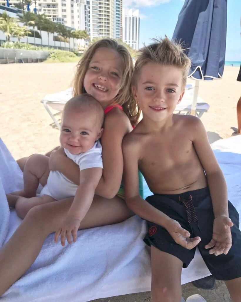 Aitana Paladini con sus hermanos, cuando eran chicos: Indio y Roma.