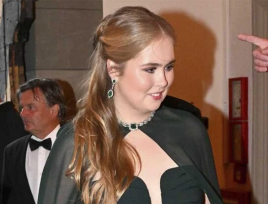 El look fashionista de la princesa Amalia en una boda: la hija de Máxima impactó con un vestido strapless