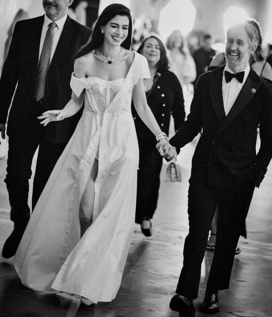 Anne Hathaway y su vestido “low cost” que se agotó en menos de una hora. Foto: Instagram. 