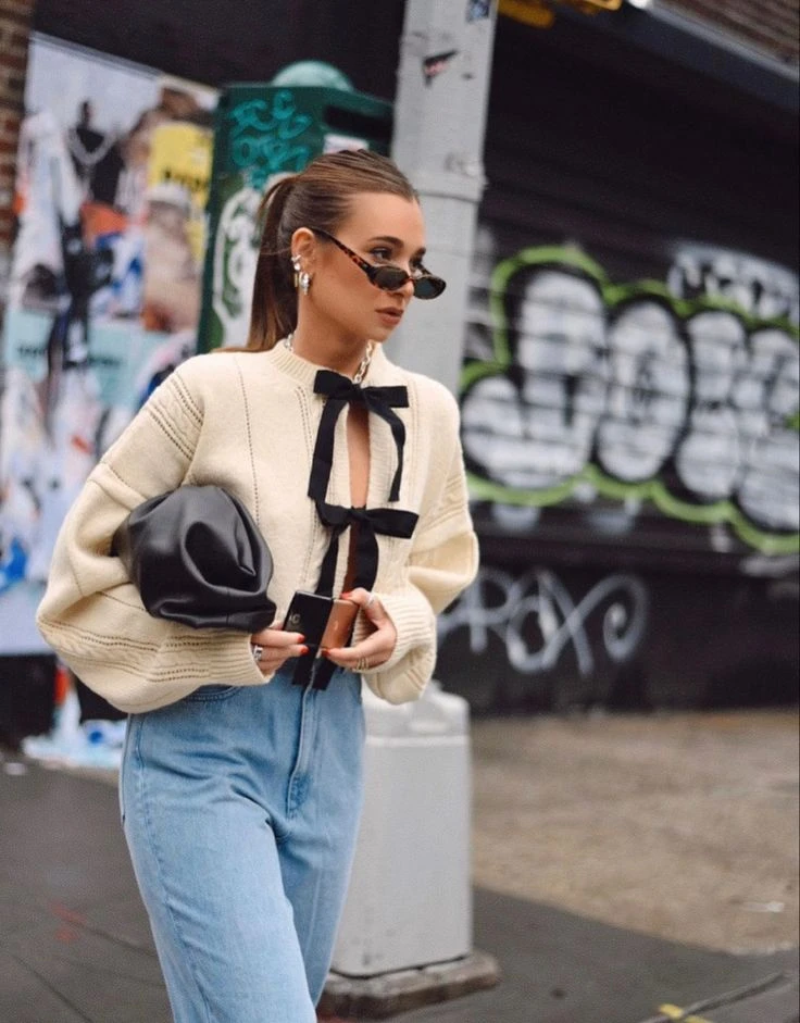 El color manteca tiñó los looks de street style de las semanas de la moda.