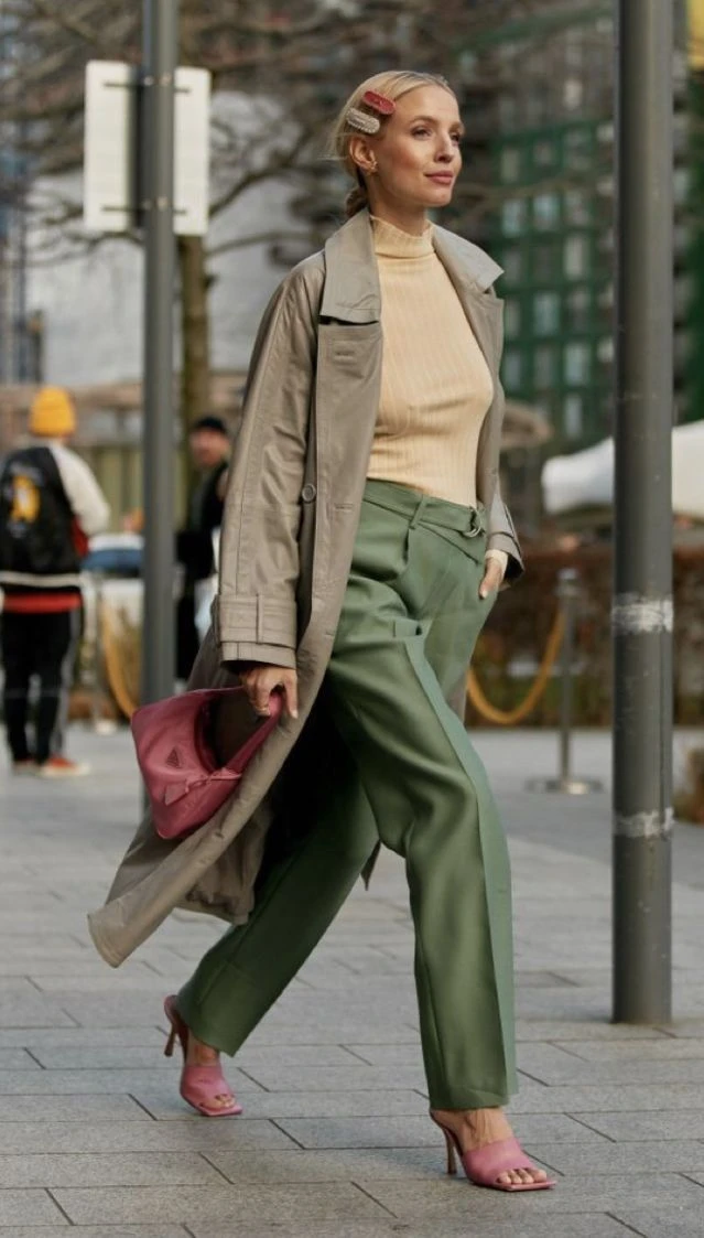 El color manteca tiñó los looks de street style de las semanas de la moda.