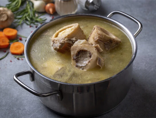Caldo de huesos: cómo preparar la receta nutritiva que es tendencia
