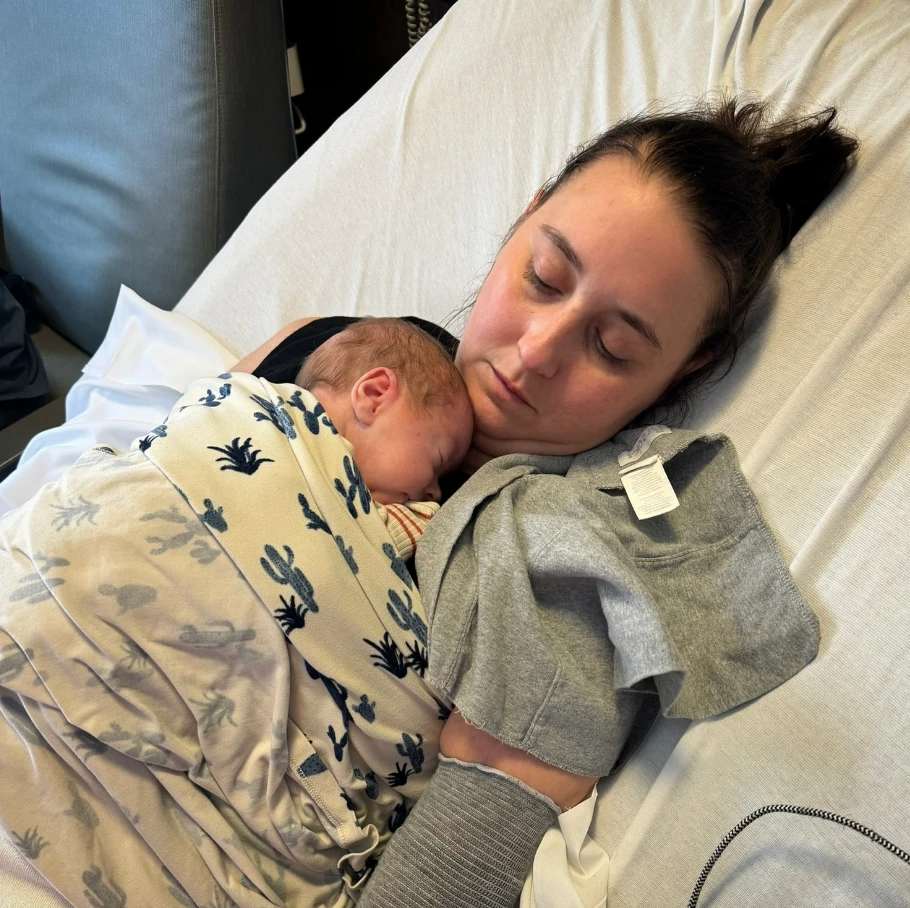 Brie, una mamá luchadora que se repone tras sufrir una infección generalizada y amputaciones tras el parto.