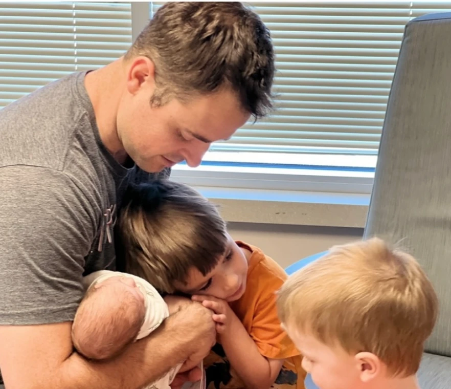 El marido de Brie con los tres hijos de la pareja.