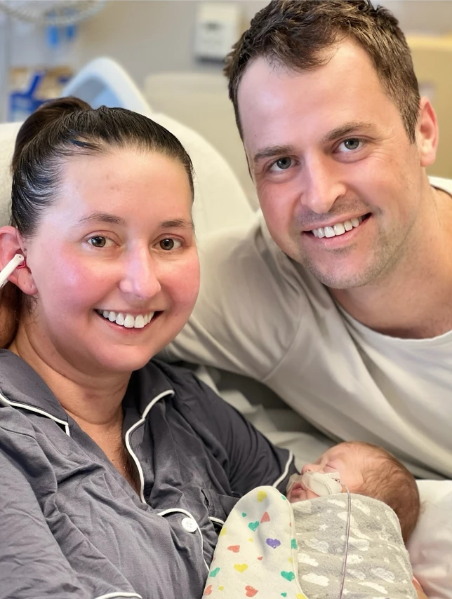 Brie, una mamá luchadora que se repone tras sufrir una infección generalizada y amputaciones tras el parto. 