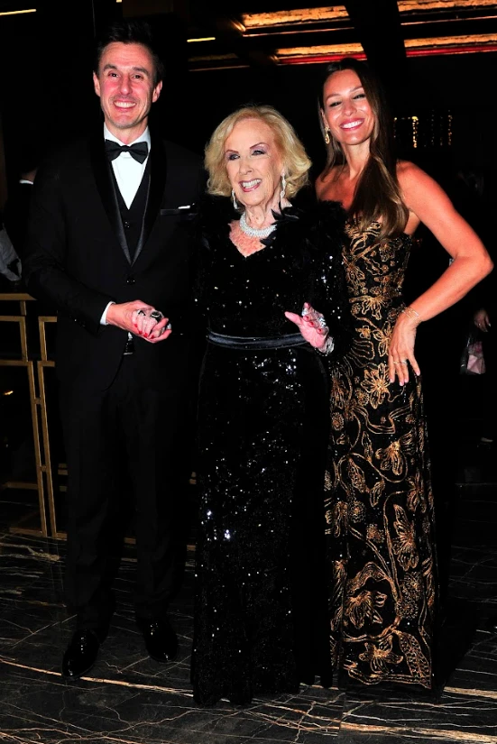 Mirtha Legrand en la gala de Asociar, posa junto a Pampita y Roberto García Moritán. Foto RS Fotos