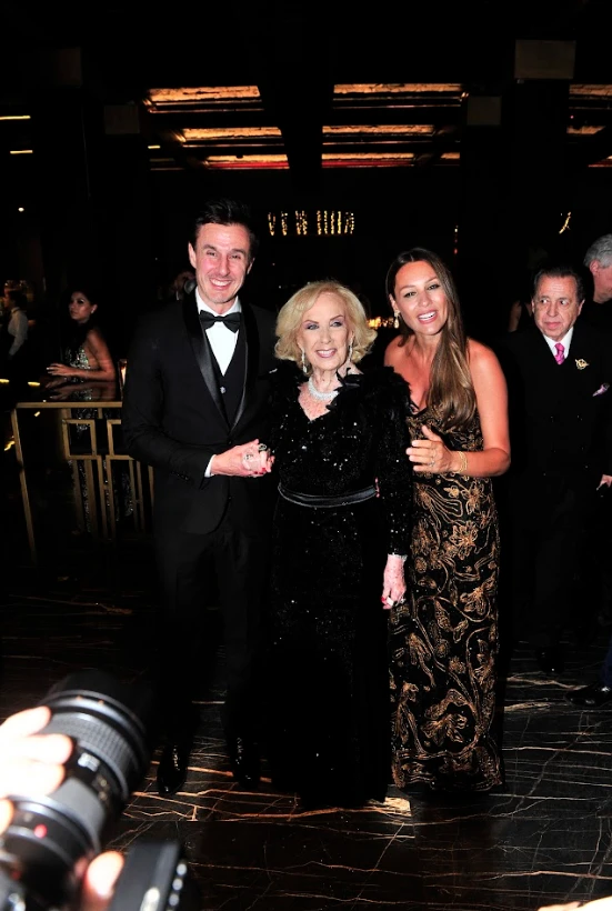 Mirtha Legrand en la gala de Asociar, posa junto a Pampita y Roberto García Moritán. Foto RS Fotos