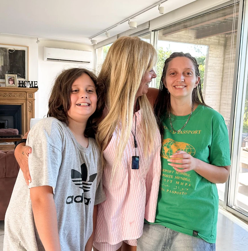 Marisa Brel con sus hijos, Paloma y Timoteo. 