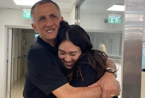 Noa Argamani se reencontró con su papá tras pasar 245 días secuestrada. Foto X