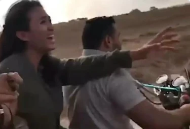 La imagen de Noa que recorrió el mundo: cuando fue secuestrada por dos hombres motorizados, el pasado 7 de octubre. Ella estaba en el Festival Nova cuando Hamas irrumpió y comenzó a secuestrar y matar jóvenes. Foto X.