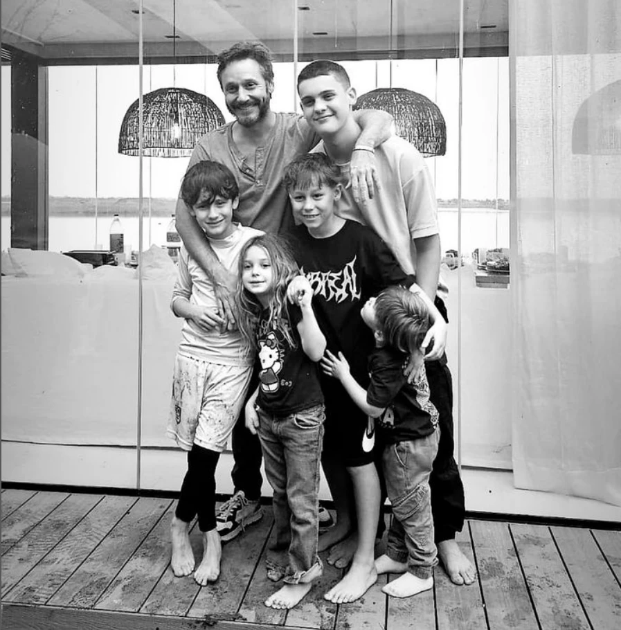 Benjamín Vicuña posó con todos sus hijos.