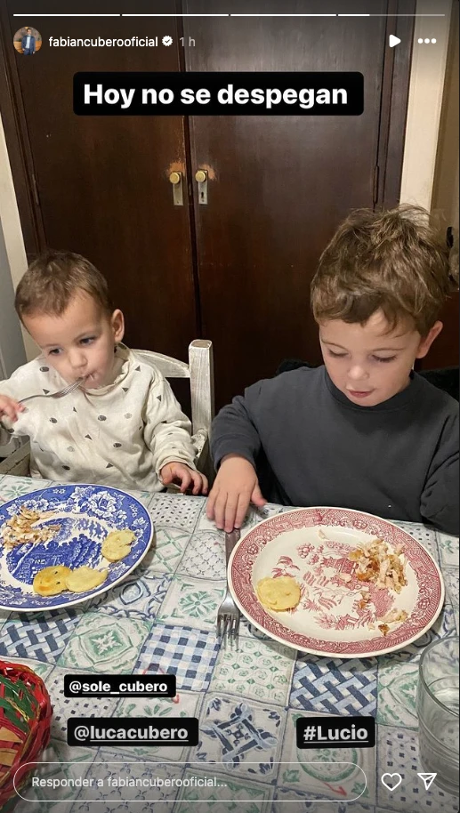 Luca Cubero y su primito, en Mar del Plata