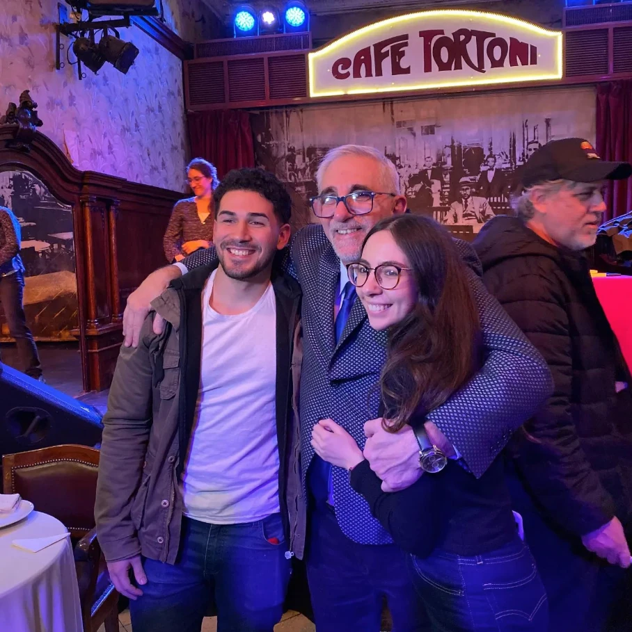 Ricardo Canaletti con su hija Leticia y el novio de ella, Alan.